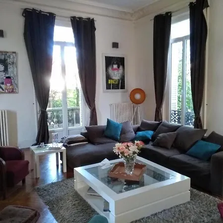 A 20mn Direct St Lazare En Train Bed & Breakfast